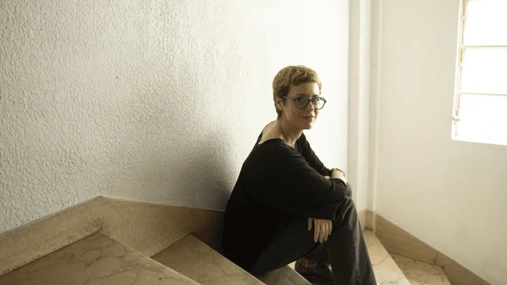 Virginia Cosin sentada en una escalera