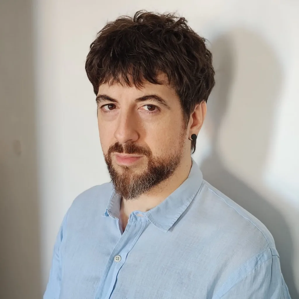 1-cuadrada-1024x1024 Imagen de portada de Leandro Diego mirando de frente